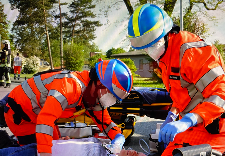 Rettungsdienst arbeitet an einem Patienten
